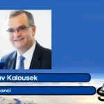 Unavený ministr financí České republiky poskytuje vysvětlení médiím