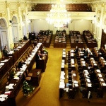Jak pracuje Poslanecká sněmovna Parlamentu ČR? Přečtěte si zápis 22. schůze trvající 7 minut!