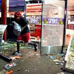 Ferguson rok poté: “Uctění památky mrtvého” rabováním obchodů