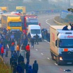 Francie má geniální řešení migračního kolapsu v Calais. Pozavírá kamioňáky