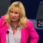 Britské europoslankyni v parlamentu vypnuli mikrofon, když se ptala na Tommyho Robinsona