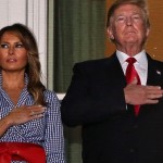 Trump, jeho žena a další vlastenečtí Američané chtějí odhalit protiamerické spiknutí v Bílém domě