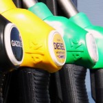 Proč neklesá cena benzínu?