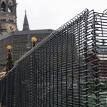 Berlín: Vánoční trhy v ocelové ohradě jak pro dobytek