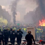 Paříž: Kvůli zvyšování cen pohonných hmot hoří barikády
