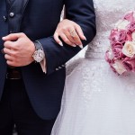 Manželství pro všechny by mělo znamenat i možnost uzavřít sňatek s kufrem nebo Eiffelovkou