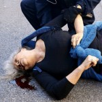 Macron doufá, že babičce v kómatu po úderu policie na Žluté vesty se v hlavě “konečně rozsvítí”