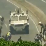 Šokující video z Venezuely: Vládní vozidlo válcuje protestující