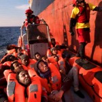 Přes tisíc migrantů provedlo invazi do Řecka a Itálie během jediného dne