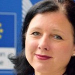Jourová chce před eurovolbami cenzuru toho, co Brusel určí jako „dezinformace“
