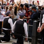 Směs šílenství se zbabělostí: Anglická policie svým příslušníkům radí, aby před protestujícími BLM padli na kolena