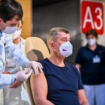 V ČR začalo očkování proti covidu. Mezi prvními dostal vakcínu premiér Babiš