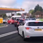Ve Velké Británii došlo palivo na dvou třetinách benzinek, lidé je vzali útokem