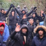 Polsko bojuje s migrací a EU přijímá další ilegální migranty