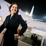 Německá ministryně zahraničí Annalena Baerbocková, řečená Moudrá, opět perlí