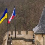 Proč visí na hradě Karlštejn ukrajinská vlajka?