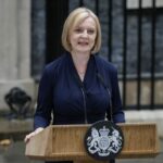 Britská premiérka Liz Trussová oznámila rezignaci. Kdo ji nahradí?
