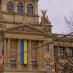 Dva ukrajinské vzkazy na jedné české fasádě