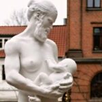 Dánsko: Socha nahého vousatého muže kojícího dítě byla umístěna před bývalým ženským muzeem