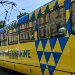Po Praze začala jezdit tramvaj v ukrajinských barvách